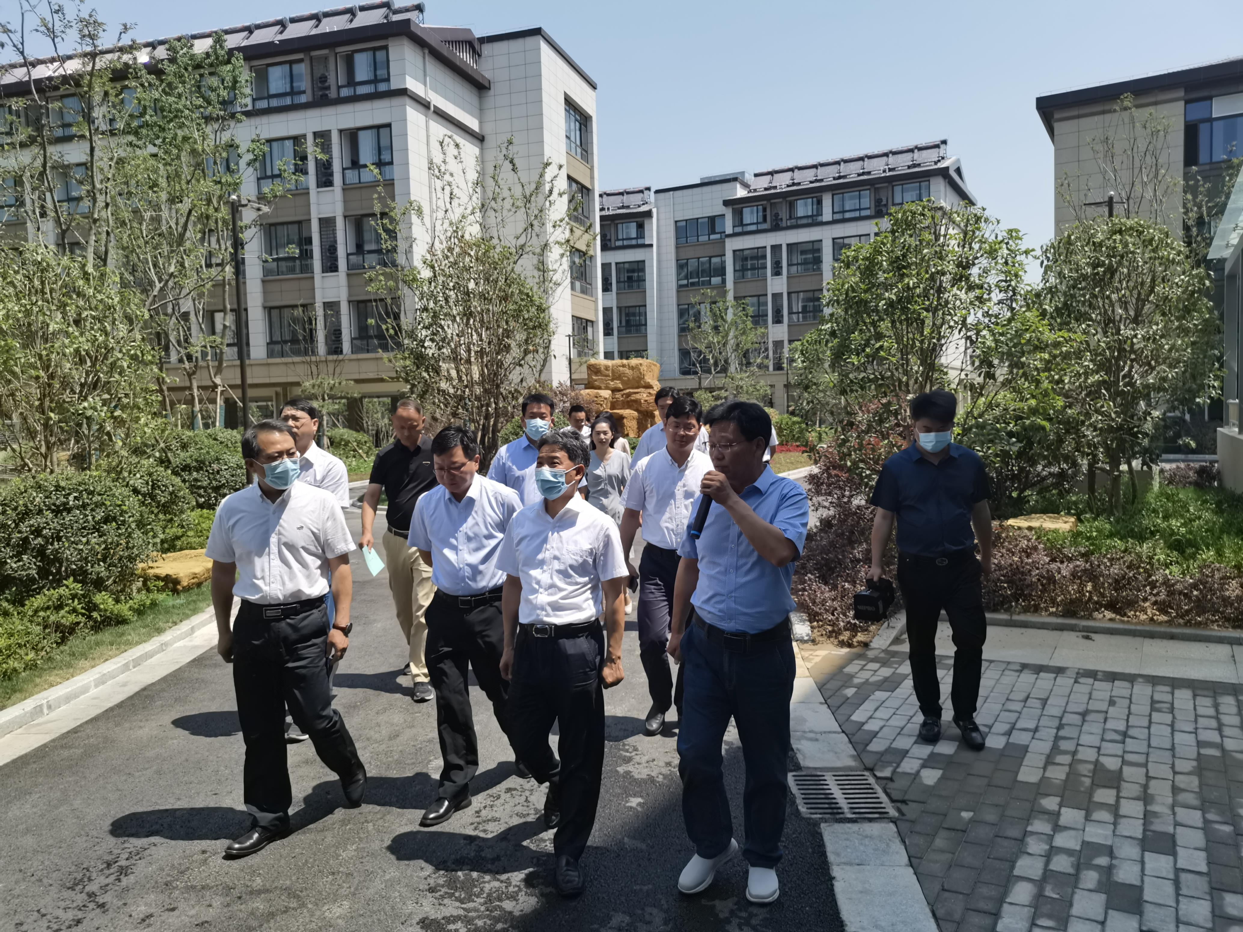 圖1-2、康堯副部長(zhǎng)調(diào)研維揚(yáng)人才公寓項(xiàng)目建設(shè).jpg