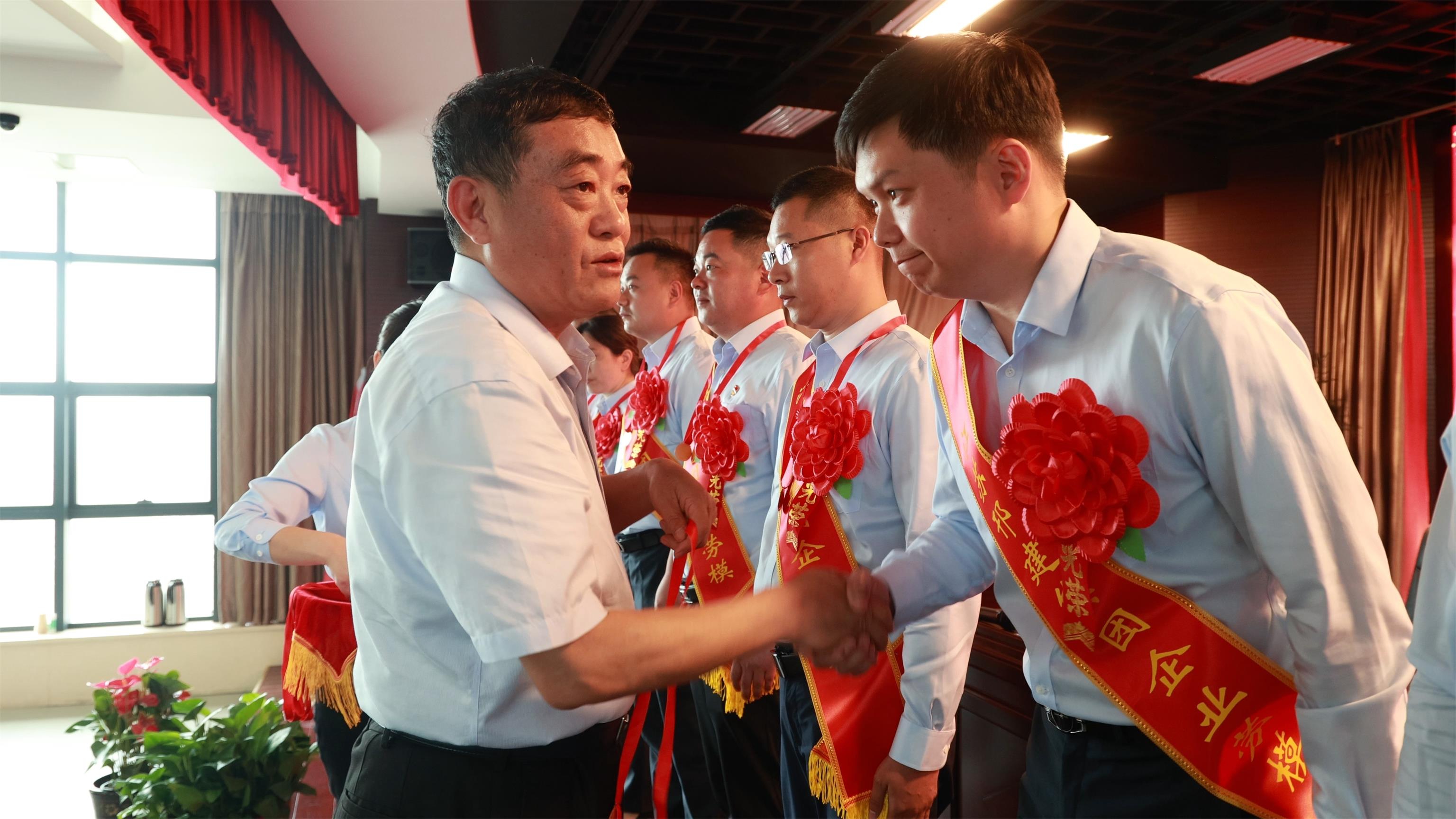 圖1-2、范世宏董事長給勞模頒發(fā)獎章.jpg