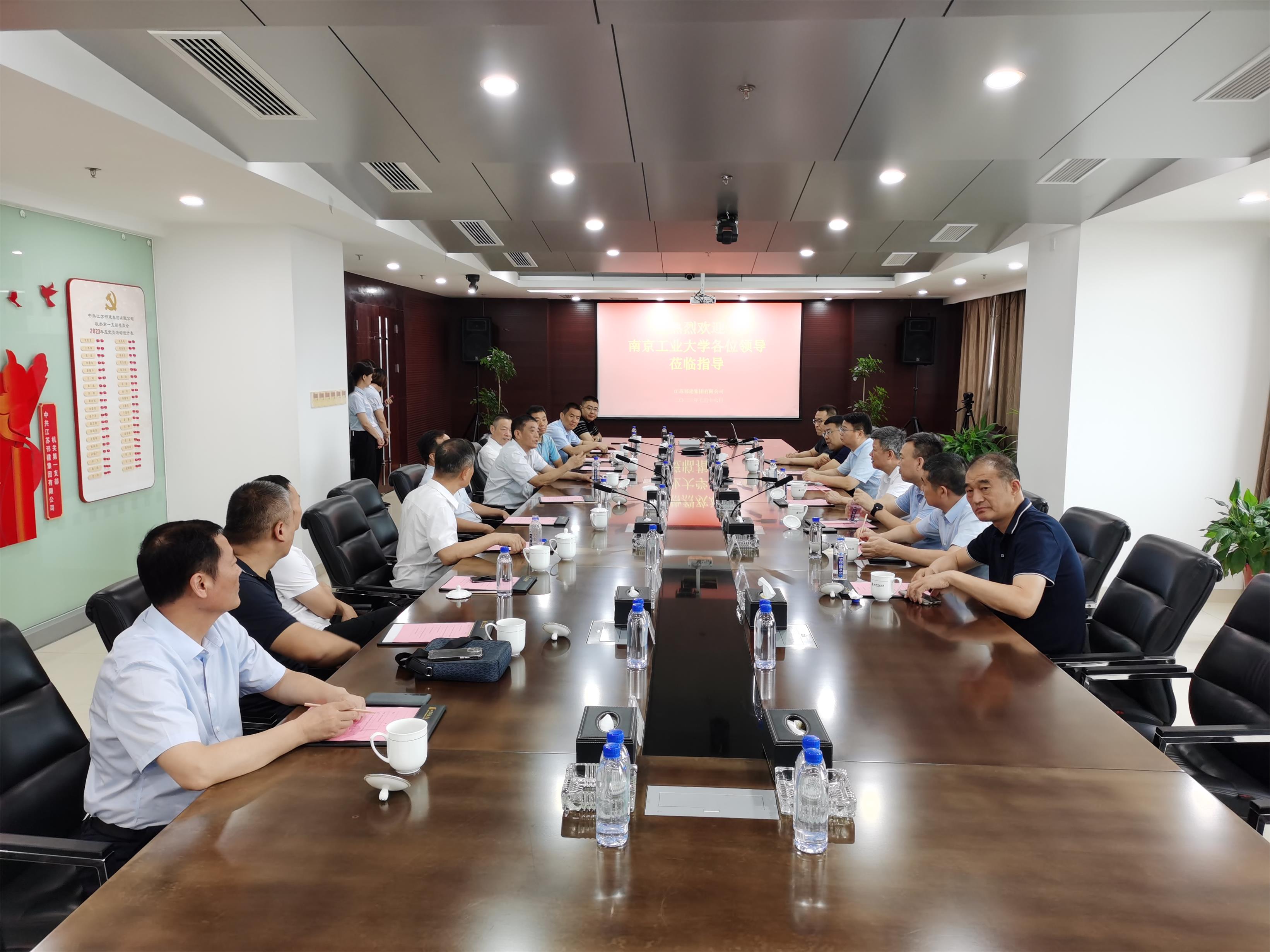圖1-1、芮鴻巖書記走訪校友企業(yè).jpg