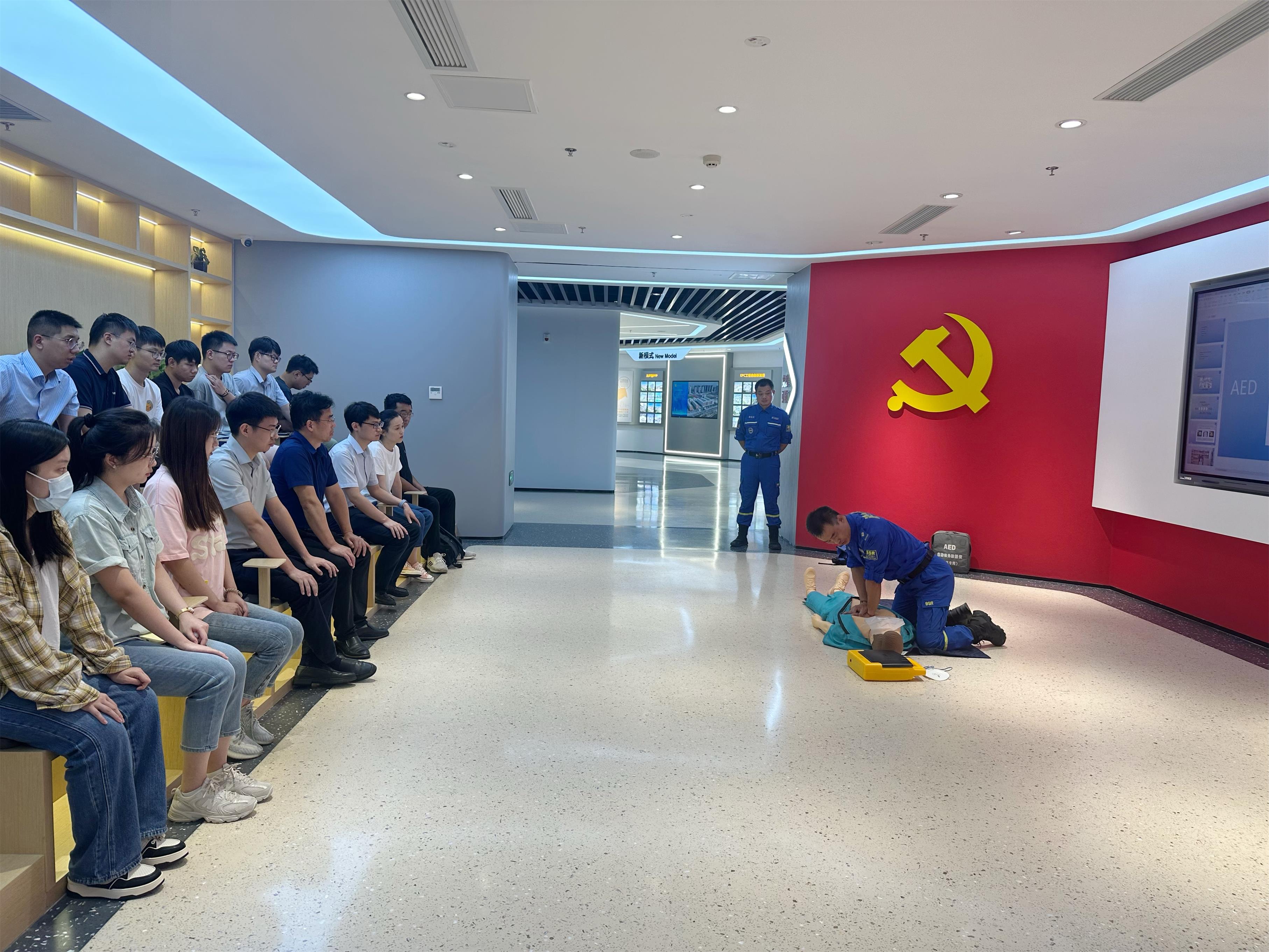 圖1-5、志愿者服務(wù)隊(duì)急救培訓(xùn).jpg